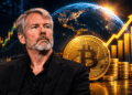 Imagen de Michael Saylor con una moneda de BTC y un mundo atrás