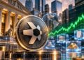 Una moneda física de quant rodeada de edificios de bancos y una flecha verde.