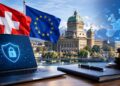 una laptop con un candado digital y un martillo de juez sobre una mesa de madera, con las banderas de Suiza y la Unión Europea.