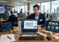 Un hombre con una computadora que muestra el logo de SWIFT, junto a criptomonedas, la palabra RWA, y dinero alrededor.