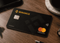 Tarjeta Binance sobre una mesa.
