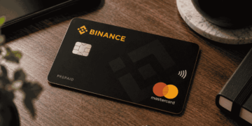 Tarjeta Binance sobre una mesa.