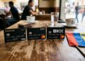 Tarjetas de criptomonedas de Binance, Bybit y OKX, con la bandera de Venezuela.