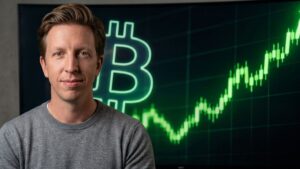 Ted Pillows posando junto a un gráfico verde alcista de Bitcoin en pantalla.