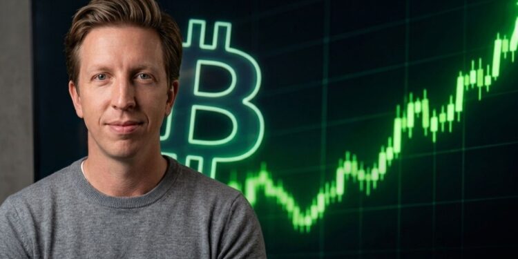 Ted Pillows posando junto a un gráfico verde alcista de Bitcoin en pantalla.