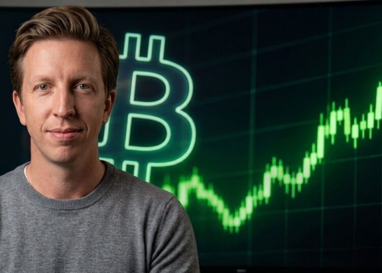 Ted Pillows posando junto a un gráfico verde alcista de Bitcoin en pantalla.