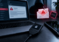 Wallet de hardware frente a una alerta de phishing y amenaza informática.
