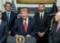 Fotografía de Donald Trump ofreciendo declaraciones a la prensa.