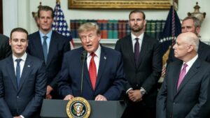 Fotografía de Donald Trump ofreciendo declaraciones a la prensa.