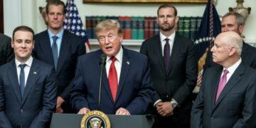 Fotografía de Donald Trump ofreciendo declaraciones a la prensa.