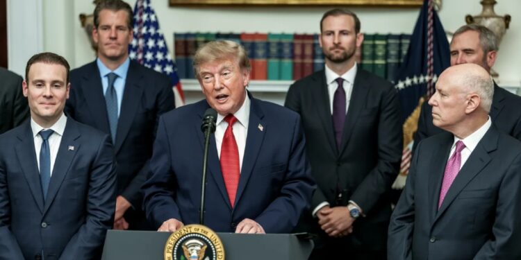Fotografía de Donald Trump ofreciendo declaraciones a la prensa.