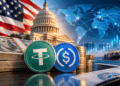 Stablecoins frente al Capitolio de EE. UU., con dólares y un mapa mundial de fondo.