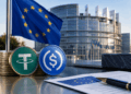 Stablecoins frente al Parlamento Europeo, simbolizando cambios regulatorios en sus reservas.