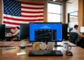 Logo Coinbase junto a criptomonedas y de fondo la bandera de EE. UU.