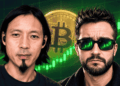 Willy Woo y Darkfost delante de un gráfico verde ascendente y una moneda de bitcoin.