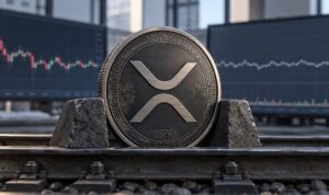 Una moneda física de XRP agarrada por dos bloques de pierdra sobre un escritorio.