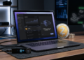 Un ordenador portátil mostrando la aplicación Ledger Live con Zcash y un hardware wallet Ledger conectado sobre un escritorio.
