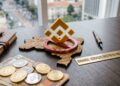 Un escritorio con monedas, un mapa de Brasil y el logo de Binance