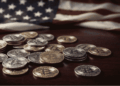 Unos BTC con bandera de Estados Unidos.