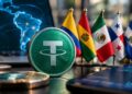 Moneda de USDT junto a banderas de países latinoamericanos, mapa digital de Sudamérica y dispositivos tecnológicos.
