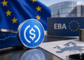 Moneda digital USDC junto a símbolos de la Unión Europea y documentos financieros sobre regulación de stablecoins.