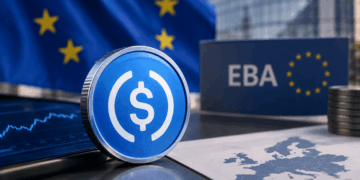 Moneda digital USDC junto a símbolos de la Unión Europea y documentos financieros sobre regulación de stablecoins.