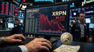 Pantalla de monitoreo bursátil en Nasdaq mostrando la caída del ticker XRPN tras su debut con gráfica descendente roja y moneda física de XRP.