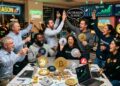 Inversores celebrando la altseason con criptomonedas alrededor.