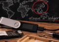 Primer plano: wallet ledger. En el fondo: pizarra con mapa mundial y asia dentro de un círculo rojo.