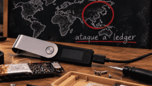 Primer plano: wallet ledger. En el fondo: pizarra con mapa mundial y asia dentro de un círculo rojo.