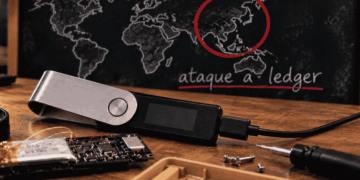 Primer plano: wallet ledger. En el fondo: pizarra con mapa mundial y asia dentro de un círculo rojo.