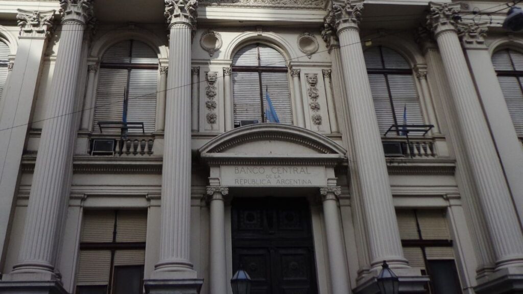 Fotografía de la fachada del BCRA.