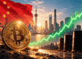 Moneda de bitcoin, bandera de China, gráfico de precio subiendo, barriles de petróleo.