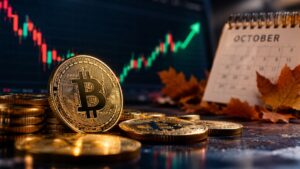 Moneda física de bitcoin dorada junto a un calendario de octubre y un gráfico bursátil alcista con flecha verde.