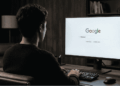 Un usuario buscando la palabra Bitcoin en Google.