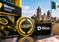 Moneda digital USDPT, smartphone con aplicación Bitso y oficina de Western Union con el Zócalo de Ciudad de México al fondo.