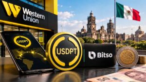 Moneda digital USDPT, smartphone con aplicación Bitso y oficina de Western Union con el Zócalo de Ciudad de México al fondo.