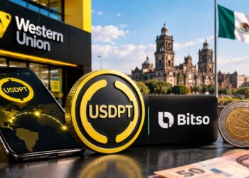 Moneda digital USDPT, smartphone con aplicación Bitso y oficina de Western Union con el Zócalo de Ciudad de México al fondo.