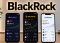 El logo de BlackRock encima de tres celulares que muestran gráficos de precio.
