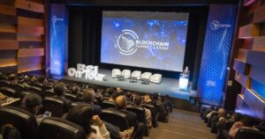 Público en el auditorio de Blockchain Summit Latam en Lima, frente a la pantalla con el logo del evento