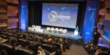 Público en el auditorio de Blockchain Summit Latam en Lima, frente a la pantalla con el logo del evento