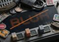 consola digital retro en desuso con la pantalla rota del marketplace NFT Blur e íconos de criptomonedas.