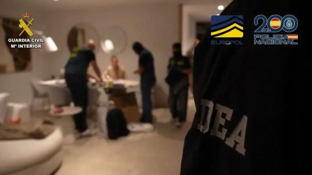 Imagen de una operación policial conjunta con logos de la Guardia Civil y Europol