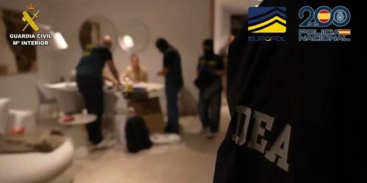 Imagen de una operación policial conjunta con logos de la Guardia Civil y Europol