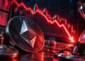 Moneda de Ethereum frente a un gráfico financiero con una flecha roja hacia abajo y un reloj de arena.
