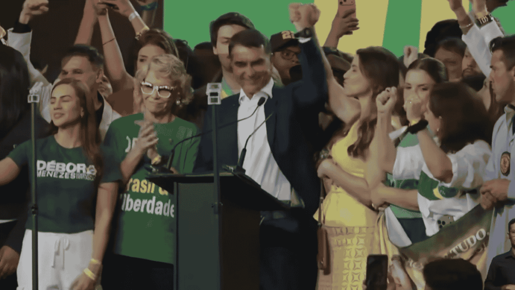 Flavio Bolsonaro dando un discurso.