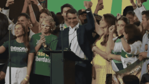 Flavio Bolsonaro dando un discurso.