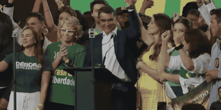 Flavio Bolsonaro dando un discurso.