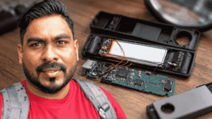 Arravind Prabu y un dispositivo Ledger con sus componentes alterados.