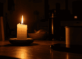Una vela encendida en el contexto de un corte de luz.